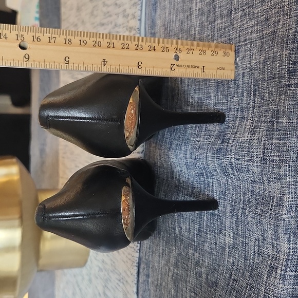 Calvin Klein womens size 8.5 black leather heels - Picture 4 of 4
